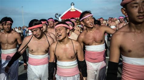 Feb 22, 2021 · The Naked Festival evolved from a ritual that started 500 years ago during the Muromachi Period (1338-1573), when villagers competed to grab paper talismans, which were given out by a priest at ... 